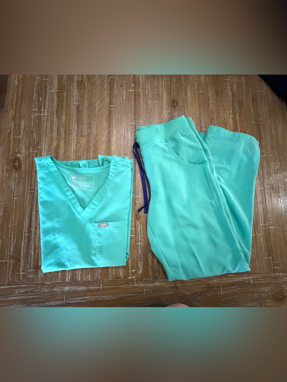 FIGS surgical green Scrub Set - V-Neck Top & Drawstring Pants XS